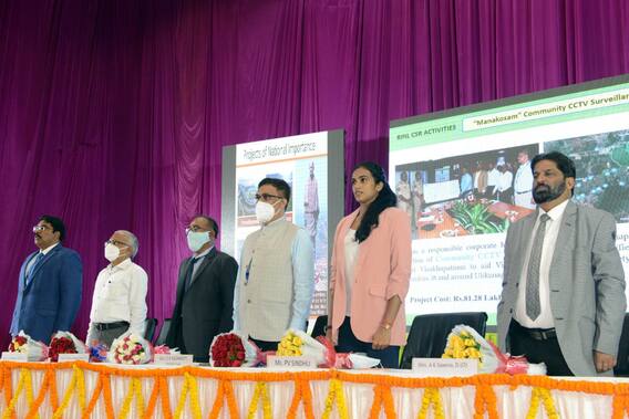 InPics: విశాఖలో పీవీ సింధు సందడి... సింధుని సత్కరించిన RINL సిబ్బంది...  RINL బ్రాండ్ అంబాసిడర్‌గా సింధు