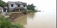 Hooghly : বারান্দায় এসে ধাক্কা মারছে জল, যে কোনও সময় গঙ্গা-গর্ভে তলিয়ে যাবে স্কুলবাড়ি !