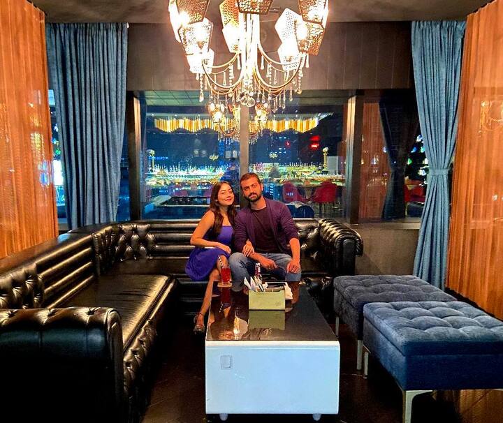 প্রমিতাকে সমস্ত আয়োজনে সাহায্য করেছেন রুদ্রজিৎ। কেবল পুজো নয়, জন্মদিন থেকে শুরু করে বিভিন্ন বিশেষ দিনগুলি একে অপরের জন্য যত্নকরে সাজিয়ে তোলেন 'রুমিতা' জুটি।