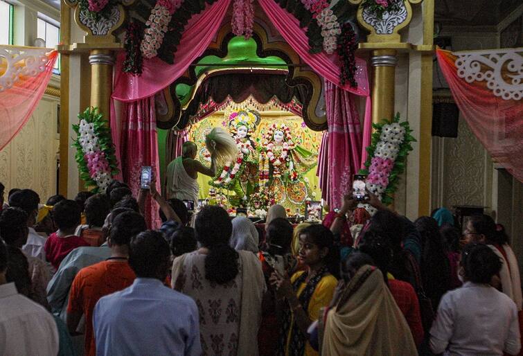 Radha Rani Birth Anniversary celebration in Mathura ANN Mathura: धूमधाम से मनाया जा रहा है राधा रानी का जन्मोत्सव, जयकारों से गूंजा मंदिर