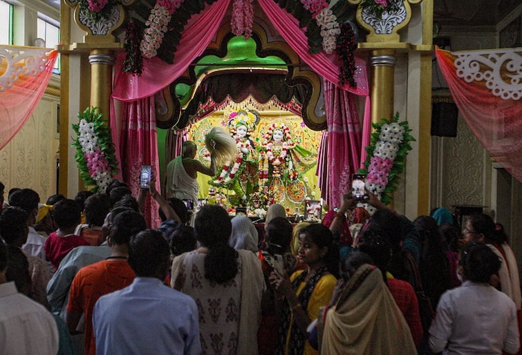 Mathura: धूमधाम से मनाया जा रहा है राधा रानी का जन्मोत्सव, जयकारों से गूंजा मंदिर