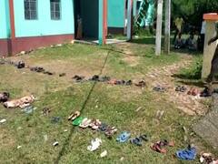 Bihar News: चप्पलों को लाइन में रखकर खुद बैठे कोरोना वैक्सीन लेने पहुंचे लोग, धूप से बचने के लिए लगाया 'जुगाड़'