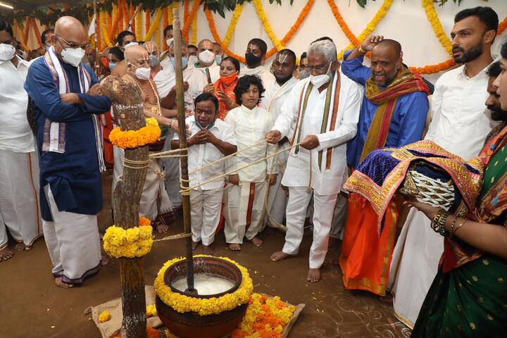 వెన్నెను ప్రతిరోజు గోశాల నుంచి ఊరేగింపుగా శ్రీ‌వారి ఆల‌యం వ‌ద్దకు తీసుకొచ్చి అర్చకులకు అంద‌జేస్తార‌ని వివ‌రించారు.