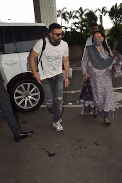 PHOTOS: Sunny Deol Clicked With Mother Prakash Kaur At The Airport