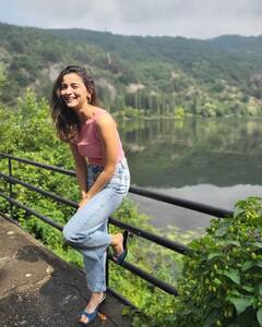 रास्ते में दिखी खूबसूरत लोकेशन तो रुककर Alia Bhatt ने खिंचवाई फोटो, बोलीं – हम रास्तों से ही सीखते हैं