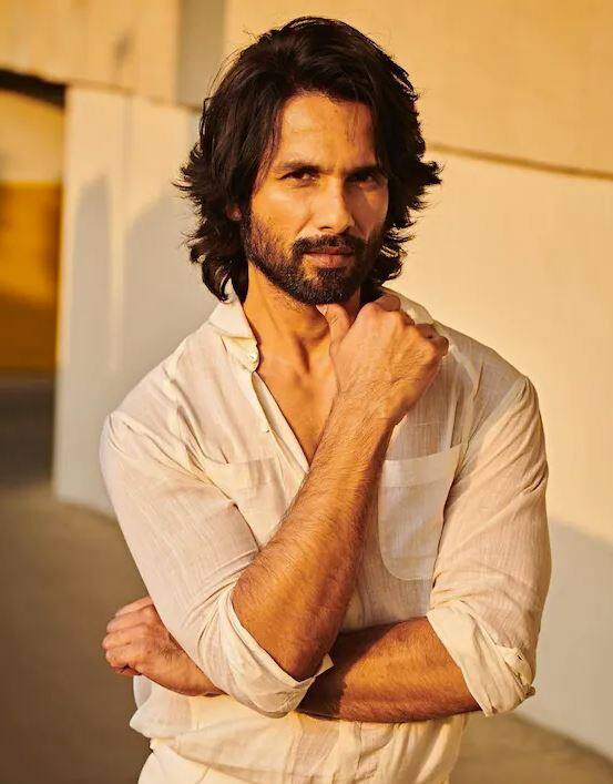 ਬਾਲੀਵੁੱਡ ਅਦਾਕਾਰ ਸ਼ਾਹਿਦ ਕਪੂਰ ਨੇ ਜਹਾਜ਼ ਉਡਾਉਣ ਦੀ ਸਿਖਲਾਈ ਲਈ ਸੀ। ਉਸਨੇ ਆਪਣੀ ਫਿਲਮ ਮੌਸਮ ਲਈ ਜਹਾਜ਼ ਉਡਾਉਣਾ ਸਿੱਖਿਆ ਸੀ। ਫਿਲਮ ਤੋਂ ਬਾਅਦ ਸ਼ਾਹਿਦ ਨੇ ਇੱਕ ਇੰਟਰਵਿਊ ਵਿੱਚ ਕਿਹਾ ਸੀ ਕਿ ਉਹ ਇਕੱਲਾ ਜਹਾਜ਼ ਉਡਾ ਸਕਦਾ ਹੈ।