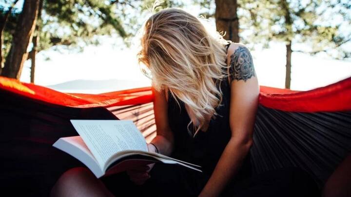 অবসাদ, স্ট্রেস এবং যে কোনও মানসিক সমস্যা থেকে আমাদের দূরে রাখতে পারে বই পড়ার অভ্যাস।