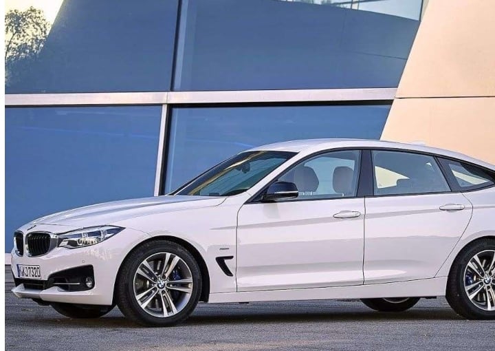 कुछ रिपोर्ट्स की माने तो गुरु रंधावा BMW 3 सीरीज GT कार के भी मालिक हैं. इस कार की कीमत 42.50 लाख रुपये से 50.70 लाख रुपये हैं. ये एक सिडान कार है.