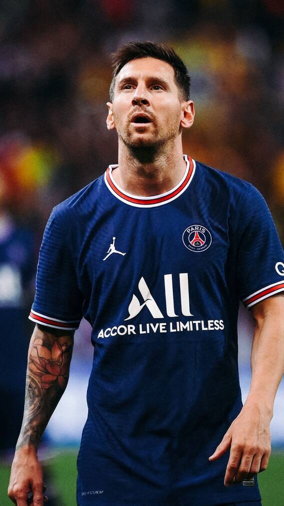 পিএসজির জার্সিতে মাঠে মেসি