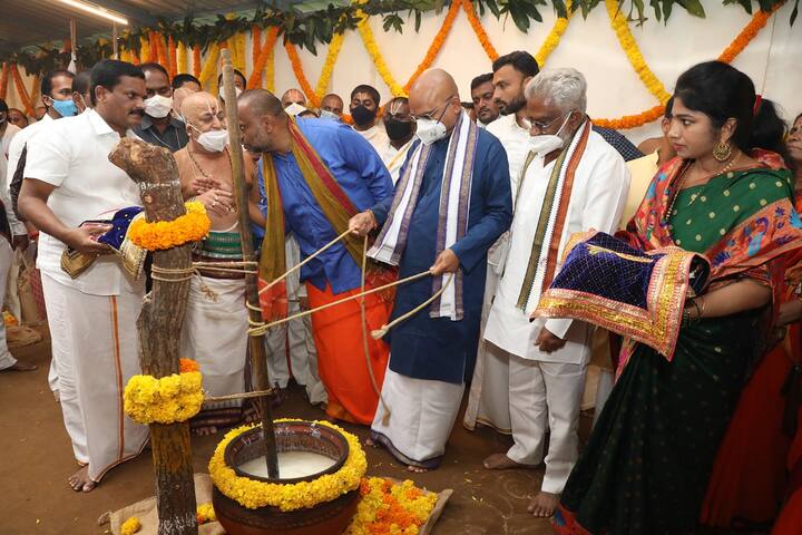 న‌వ‌నీత సేవ‌లో వెన్న తీసుకెళ్లి స్వామివారికి స‌మ‌ర్పించేందుకు గాను 1 కిలో 12 గ్రాముల వెండి గిన్నెను టీటీడీ ఈవో  జ‌వ‌హ‌ర్‌రెడ్డి విరాళంగా అంద‌జేశారు.