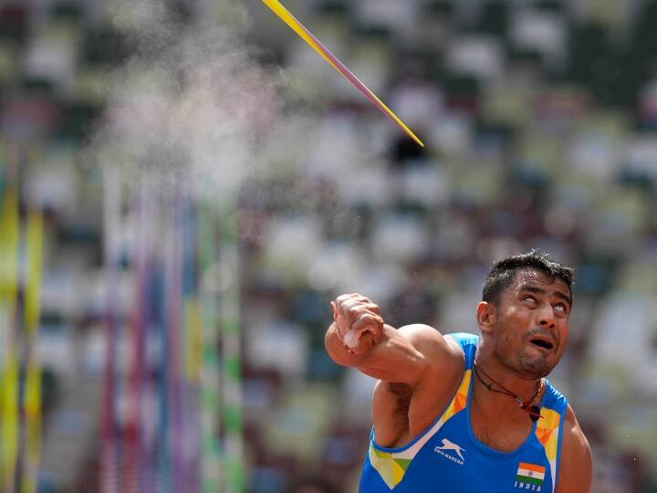 सुंदर सिंह गुर्जर ने भी कांस्य पदक जीता. वह पुरुषों के भाला फेंक के एफ46 स्पर्धा में झाझरिया के बाद तीसरे स्थान पर रहे. एफ46 में एथलीटों के हाथों में विकार और मांसपेशियों में कमजोरी होती है. इसमें खिलाड़ी खड़े होकर प्रतिस्पर्धा में भाग लेते हैं.