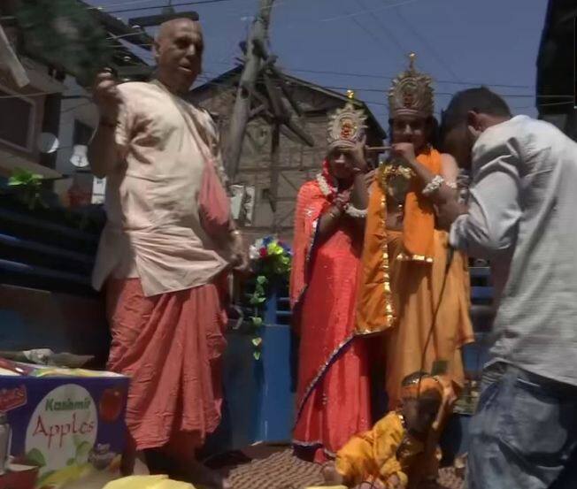 Janmashtami 2021: श्रीनगर में निकाली गई भगवान कृष्ण की शोभायात्रा, मुस्लिम समुदाय के लोगों ने भी लिया हिस्सा
