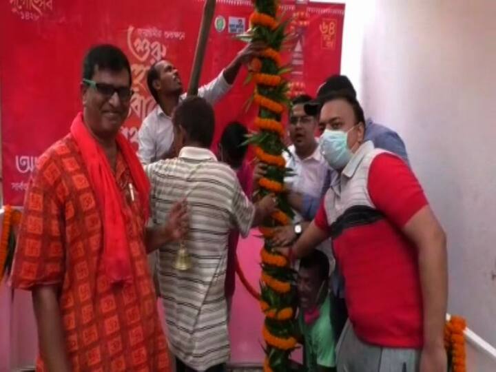 বেহালা আদর্শ পল্লী সর্বজনীন দুর্গোৎসব কমিটি। এবার ৬৪ বছরে পা দিল এই পুজো। এবারের থিম আনন্দধারা।