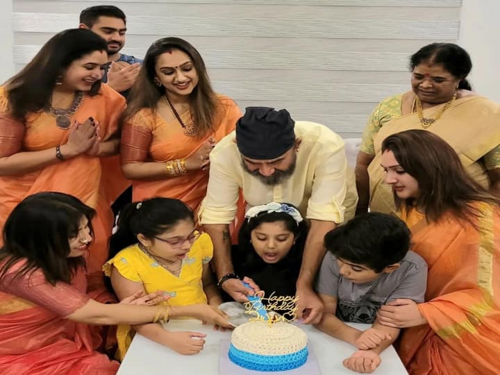 சினிமா துறையில் நடிகர் விஜயகுமாரின் குடும்ப புகைப்படங்கள் எப்பொழுதும் அனைவர் கவனத்தையும் ஈர்க்கும். அதே போன்று இந்த புகைப்படமும்