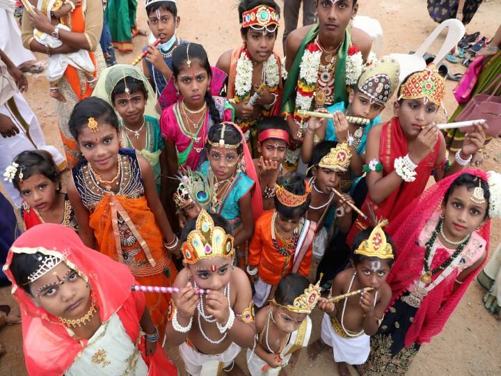 பல்லாங்குழியின் வட்டம் பார்த்தேன்.. ஒற்றை நாணயம் புல்லாங்குழலின் துளைகள் பார்த்தேன் ஒற்றை நாணயம்...