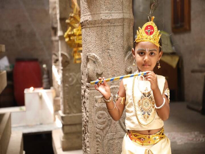 புல்லாங்குழல் ஊதும் கண்ணன்.