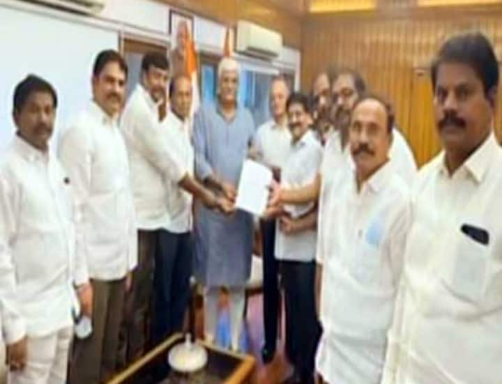 Prakasam district TDP leaders who met the Union Water Energy Minister to notify the Veligonda project Prakasam TDP Leaders : వెలిగొండ ప్రాజెక్టును నోటిఫై చేయండి...  షెకావత్‌కు ప్రకాశం జిల్లా టీడీపీ నేతల విజ్ఞప్తి..!