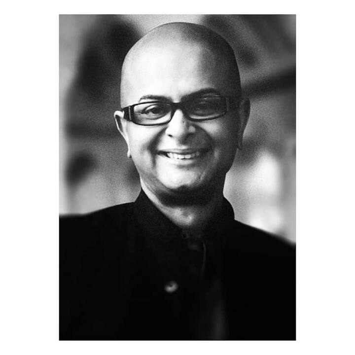 ১৯৯২ সালে মুক্তি পায় তাঁর প্রথম ছবি 'হীরের আংটি'