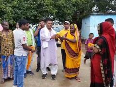 Chandauli News: आजादी के बाद पहली बार गांव में पहुंची सड़क, बिजली देखते ही ग्रामीण हुए खुश