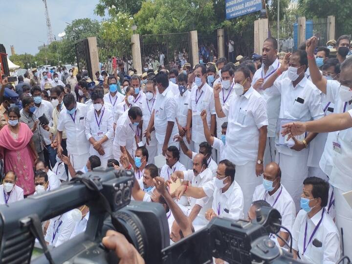 AIADMK members arrested in Dharna protest at Kalaivanar Stadium against merging Jayalalithaa Univ with Annamalai University ஜெயலலிதா பல்கலை., இணைப்பு: அதிமுக எம்.எல்.ஏ.,க்கள் சாலை மறியல்; ஓபிஎஸ்., உள்ளிட்டோர் கைது!