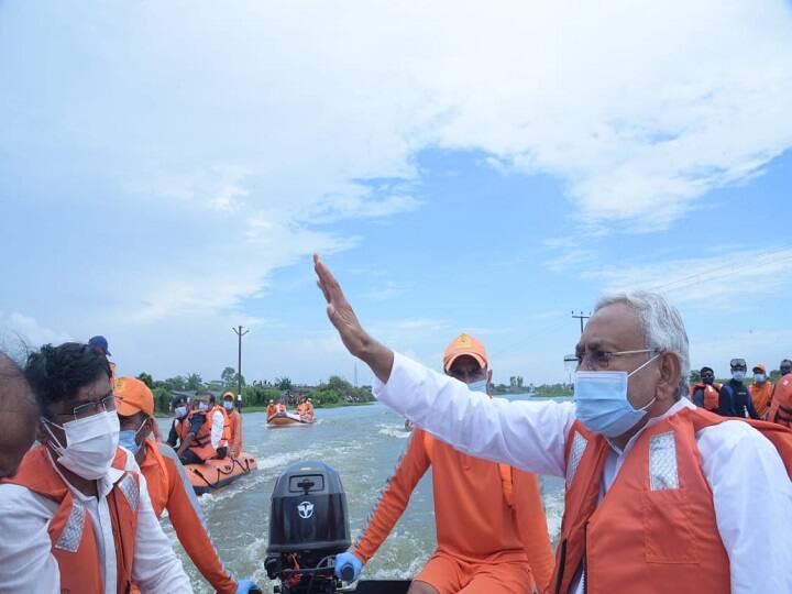 जिले के कुशेश्वरस्थान पक्षी विहार अवस्थित हेलीपैड पर उतरने के बाद अधिकारियों के साथ मोटरबोट से बाढ़ प्रभावित परिवारों का हाल लेने अदलपुर और सोहरवा गांव के लिए निकले थे.