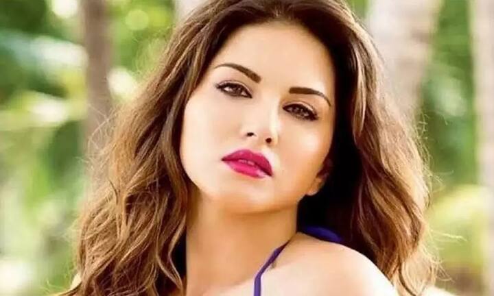 ધોની કેમ ફેવરિટ ક્રિકેટર છે. તેનું કારણ પણ સનીએ લોકો સમક્ષ રજૂ કર્યું હતું. તેમણે જણાવ્યું હતું કે, ધોનીનો પુત્રી પ્રેમ મને તેના તરફ આકર્ષે છે. તેમની દીકરી જિવા સાથે તેમની તસવીરો સોશિયલ મીડિયા પર જોવ છું. ‘તે એક ફેમિલિ મેન છે’