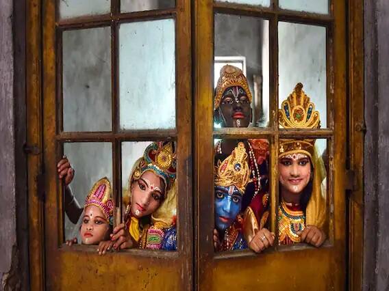 কলকাতায় শিশুরা রাধা ও কৃষ্ণ সেজে উৎসবে মেতে ওঠে। (ছবি সৌজন্য - পিটিআই)