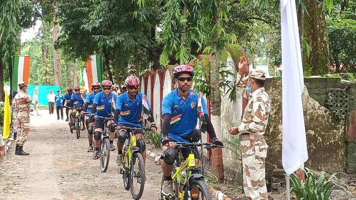 শিলিগুড়ি থেকে পটনা পর্যন্ত ২৪ জনের সাইকেল র‍্যালির সূচনা হয়।