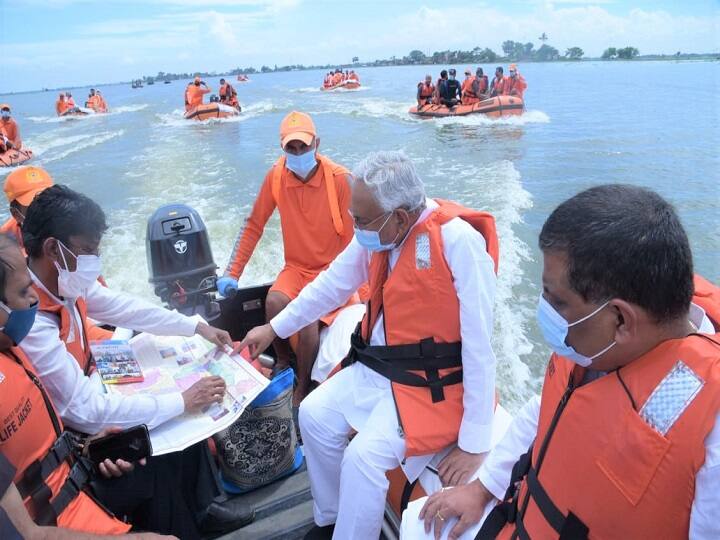 हेलीपैड पर पहुंचने के बाद सड़क मार्ग से मुख्यमंत्री ने बाढ़ प्रभावित परिवारों के लिए कुशेश्वरस्थान के बाढ़ राहत शिविर सह सामुदायिक किचन मध्य विद्यालय मसानखोन का अवलोकन कर वहाँ रह रहे विस्थापित परिवारों का हालचाल जाना.