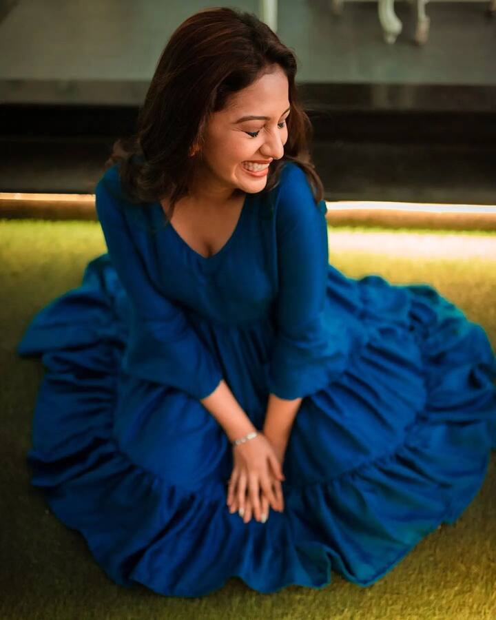 рддрд╕реЗрдЪ рдЭреА рдорд░рд╛рдареА рд╡рд░реАрд▓ 'рд╣реЛрдгрд╛рд░ рд╕реВрди рдореА рд╣реНрдпрд╛ рдШрд░рдЪреА' рдпрд╛ рд╕реБрдкрд░рд╣рд┐рдЯ рдЭрд╛рд▓реЗрд▓реНрдпрд╛ рдорд╛рд▓рд┐рдХреЗрдордзреНрдпреЗ рдХреЗрд▓реЗрд▓реНрдпрд╛ рдЬрд╛рдиреНрд╣рд╡реАрдЪреНрдпрд╛ рднреВрдорд┐рдХреЗрдореБрд│реЗ рддреЗрдЬрд╢реНрд░реАрд▓рд╛ рдЕрдорд╛рдк рд▓реЛрдХрдкреНрд░рд┐рдпрддрд╛ рдорд┐рд│рд╛рд▓реА. (photo courtesy : @tejashripradhan/IG)