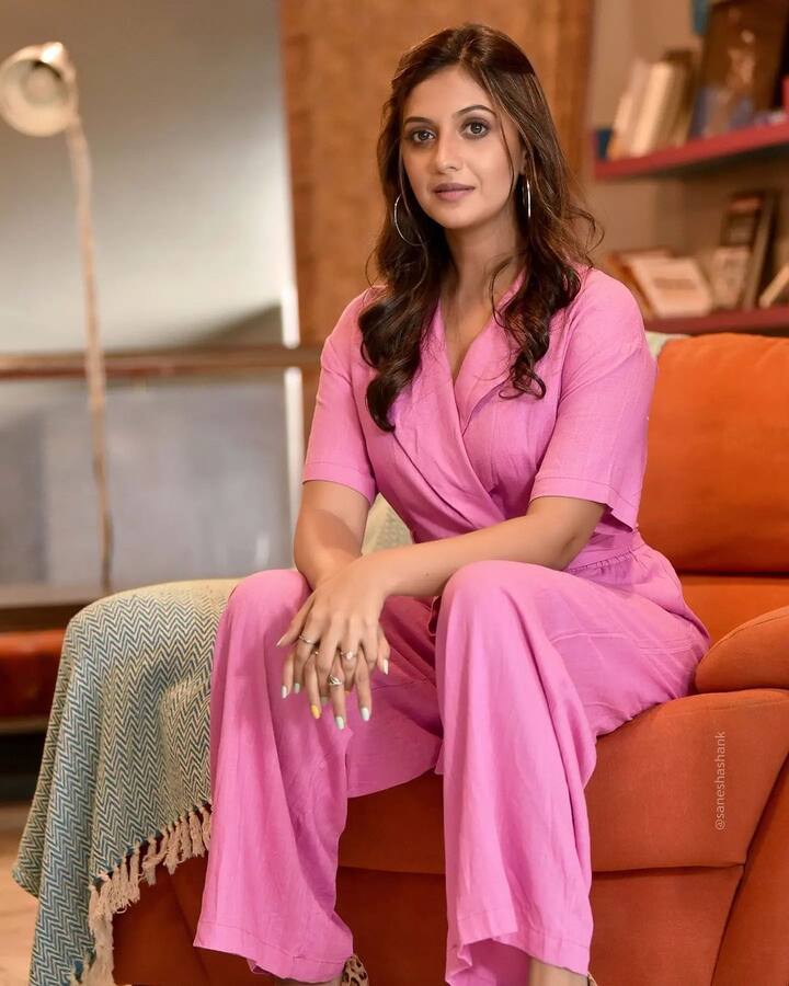 рдпрд╛ рдорд╛рд▓рд┐рдХреЗрддреАрд▓ рдирд╛рдпрдХ рд╢реНрд░реАрд░рдВрдЧрдЪреА рднреВрдорд┐рдХрд╛ рдХрд░рдд рдЕрд╕рд▓реЗрд▓рд╛ рд╢рд╢рд╛рдВрдХ рдХреЗрддрдХрд░ рдпрд╛рдЪреНрдпрд╛рд╢реА рддрд┐рдиреЗ рд▓рдЧреНрди рдХреЗрд▓реЗ, рдкрдг рд╡рд░реНрд╖рднрд░рд╛рддрдЪ рддреНрдпрд╛рдВрдЪрд╛ рдШрдЯрд╕реНрдлреЛрдЯ рдЭрд╛рд▓рд╛. (photo courtesy : @tejashripradhan/IG)