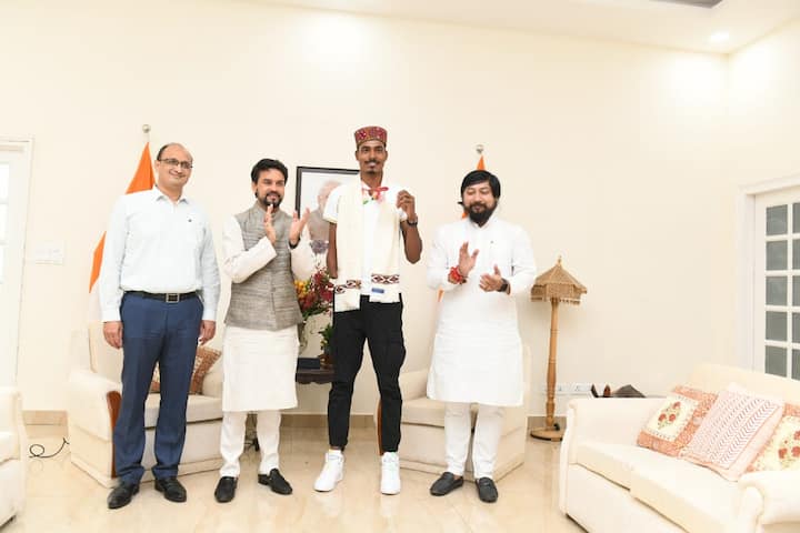 అలాగే పశ్చిమ బెంగాల్ MP నిషిత్ ప్రమాణిక్ కూడా నిషాద్ను సత్కరించారు.