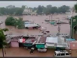 Chalisgaon Flood : चाळीसगावात पुरामुळं हाहा:कार; 800 जनावरं पुराच्या पाण्यात वाहून गेल्याची भिती, 15 गावं पाण्याखाली
