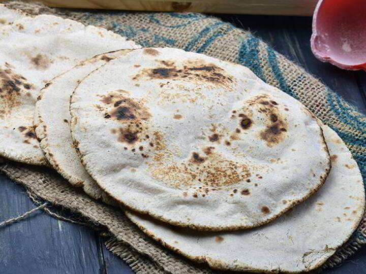 जर तुम्ही गव्हाची चपाती फ्रीजमध्ये ठेवत असाल तर चपाती बनवल्यानंतर 12 ते 14 तासांच्या आत खाणे तुमच्या आरोग्यासाठी चांगले आहे. जर चपाती वेळेत खाल्ली नाही तर त्यातील पोषणतत्वे नष्ट होतात. तसेच ती चपाती तुमच्या पोटदुखीचे कारण बनू शकते.