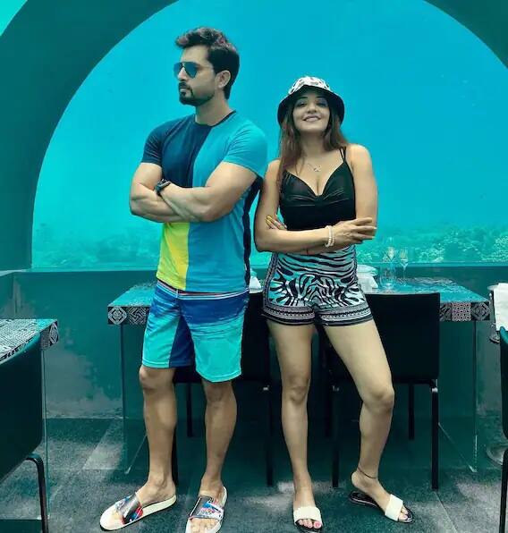 મોનાલિસાની સાથે તેનો પતિ વિક્રાંત સિંહ પણ ખુબ એન્જૉય કરી રહ્યો છે.