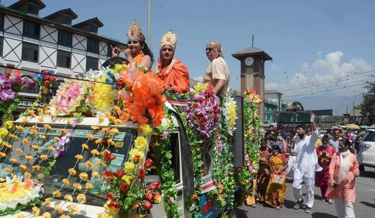 jammu and kashmir members of kashmiri pandit community celebrate janmashtami in Srinagar કાશ્મીરમાં જન્માષ્ટમીની ઉજવણી, પ્રથમ વખત શ્રીનગરના રસ્તા પર જોવા મળી હિંદુ-મુસ્લિમ ભાઈચારાની તસવીર
