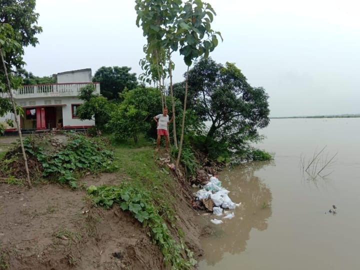 सरयू नदी में आई बाढ़ से हजारों बीघा फसल जलमग्न, खेतों में दौड़ रही नावें