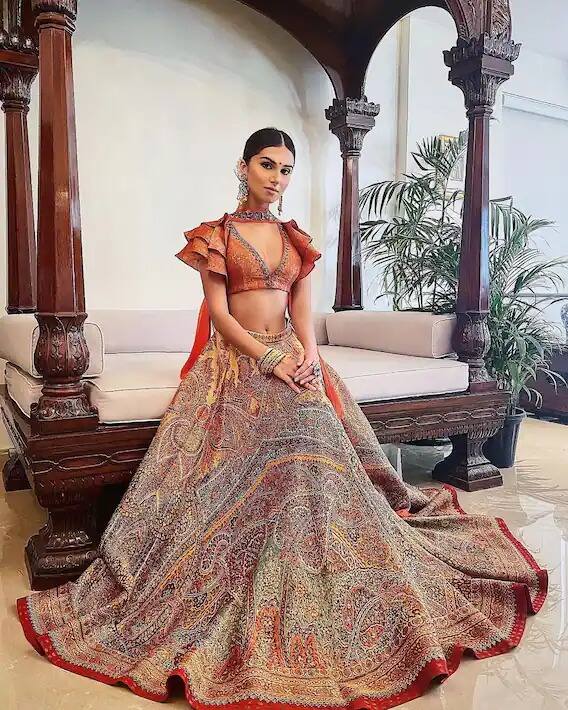 ताराने न्यूड मेकअप केला असून संगीत सोहळ्यासाठी हा लूक तुम्हाला कॅरी करता येईल. कलरफुल स्कर्टसोबत ताराने डीपनेक मॅचिंग ब्लाऊज घातला आहे.