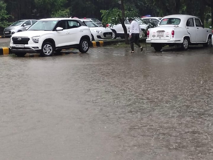 नोएडा में भारी बारिश से सड़कें हुई जलमग्न, ऑफिस जाने में लोगों को झेलनी पड़ रही है परेशानी