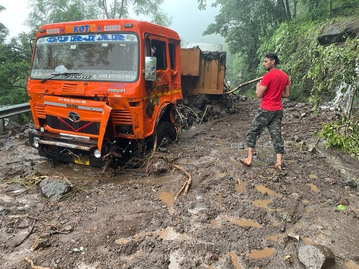 Aurangabad Landslide heavy landslide in maharashtra aurangabad many vehicles got buried under debris Aurangabad Landslide : औरंगाबादच्या कन्नड घाटात 3 ठिकाणी दरड कोसळली, औरंगाबाद-धुळे महामार्ग वाहतूकीसाठी ठप्प