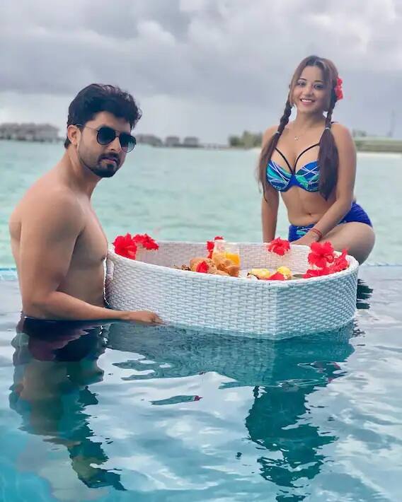 પૂલમાં તેનો લંચ સર્વ કરવામાં આવ્યો છે, જે એક વ્હાઇટ કલરની એક મોટી હાર્ટ શેપ વાળી ટોકરીમાં સર્વ કરવામાં આવ્યો છે.