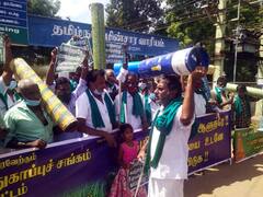 தஞ்சையில் மின்மோட்டரை தலையில் வைத்து விவசாயிகள் போராட்டம்- மின் இணைப்புகளை வழங்க கோரிக்கை