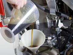 Tips: ऐसे चुनें अपनी बाइक के लिए बेस्ट इंजन ऑयल, जानें ये कितने तरीका का होता है और कैसे करता है काम