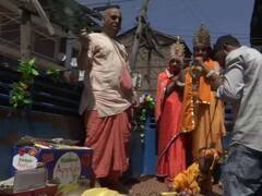 कश्मीर में भी मना जन्माष्टमी का पर्व, श्रीनगर की सड़कों पर दिखी हिंदू-मुस्लिम भाईचारे की तस्वीर