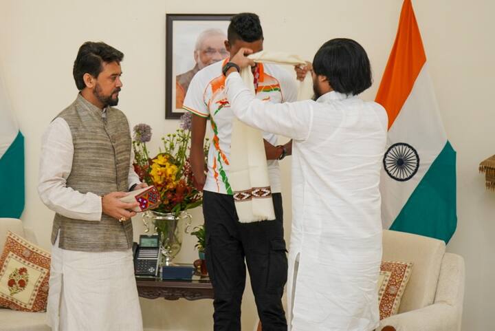 ఈ సందర్భంగా అతడికి దిల్లీ ఎయిర్ పోర్టులో ఘన స్వాగతం లభింంచింది.