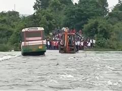 Telangana Rains: भारी बारिश के चलते पानी के तेज बहाव में बह गई आरटीसी बस, सकुशल बचाए गए 25 यात्री