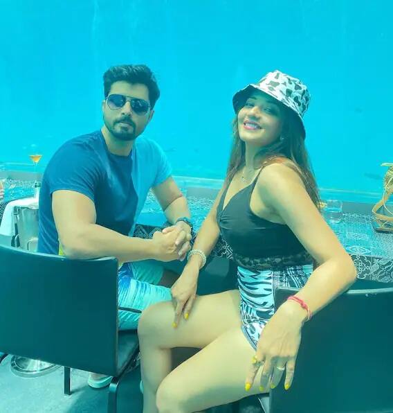 તસવીરોમાં તમે જોઇ શકો છો કે સામે શાનદાર સમુદ્રનો વ્યૂ દેખાઇ રહ્યો છે. મોનાલિસાની આ સ્ટાઇલ સારા સારાને ફેલ કરી રહી છે.