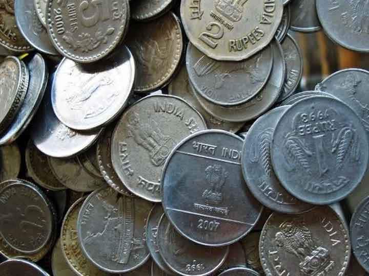 Old Rs 5 and Rs 10 coins can help you earn Rs 10 lakhs Here how it is Old Coins: రండి బాబు రండి.. ఈ 5, 10 రూపాయల కాయిన్స్ ఉంటే రూ.10 లక్షలు మీవే