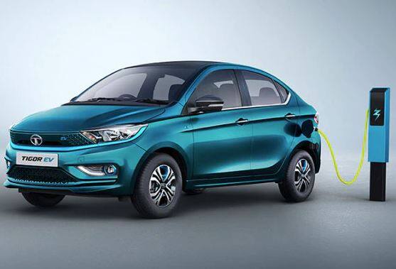 ਪਾਵਰ Tata Tigor EV ਦੇ ਬਾਰੇ ਵਿੱਚ ਇਹ ਦਾਅਵਾ ਕੀਤਾ ਗਿਆ ਹੈ ਕਿ ਇਹ ਕਾਰ ਮੌਜੂਦਾ ਮਾਡਲ ਦੇ ਮੁਕਾਬਲੇ ਡਰਾਈਵਿੰਗ ਵਿੱਚ ਬਿਹਤਰ ਹੈ। ਇਹ ਇੱਕ IP67 26 kWh ਲਿਥੀਅਮ-ਆਇਨ ਬੈਟਰੀ ਪੈਕ ਦੀ ਵਰਤੋਂ ਕਰਦਾ ਹੈ, ਜੋ 73.75 hp ਦੀ ਪਾਵਰ ਅਤੇ 170 Nm ਦਾ ਪੀਕ ਟਾਰਕ ਪੈਦਾ ਕਰਨ ਦੇ ਸਮਰੱਥ ਹੈ। ਇਸ ਤੋਂ ਇਲਾਵਾ ਕਾਰ ਦੀ ਬੈਟਰੀ ਅਤੇ ਮੋਟਰ 'ਤੇ ਅੱਠ ਸਾਲ ਅਤੇ ਇੱਕ ਲੱਖ 60 ਹਜ਼ਾਰ ਕਿਲੋਮੀਟਰ ਦੀ ਵਾਰੰਟੀ ਮਿਲ ਰਹੀ ਹੈ। ਟਾਈਗਰ ਸਿਰਫ 5.7 ਸਕਿੰਟਾਂ ਵਿੱਚ 0 ਤੋਂ 60 ਕਿਲੋਮੀਟਰ ਪ੍ਰਤੀ ਘੰਟਾ ਦੀ ਰਫਤਾਰ ਫੜ ਸਕਦੀ ਹੈ।