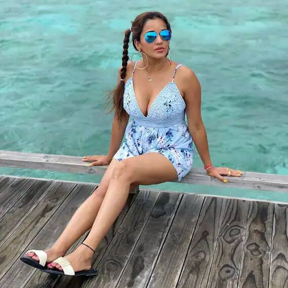 મોનાલિસા આ તસવીરોમાં બે ચોંટીમાં એકદમ ક્યૂટી અદાઓ ફ્લૉન્ટ કરતી દેખાઇ રહી છે.